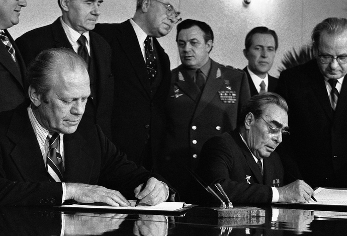 hist_us_20_cold_war_pic_ford_brezhnev_1974