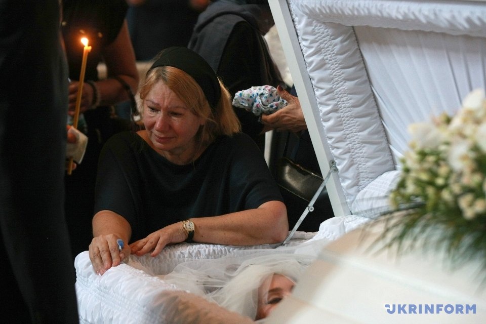 Умерла мать известного. Похороны Ирины Бережной могила.