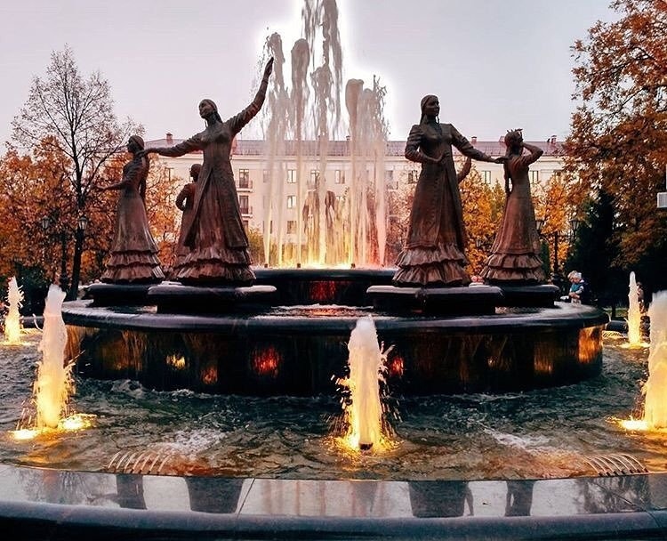 Семь девушек скульптура. Памятник семь девушек в Уфе. Семь красавиц фонтан Уфа. Фонтан семь девушек Уфа памятник. Фонтан ете кыз в Уфе.